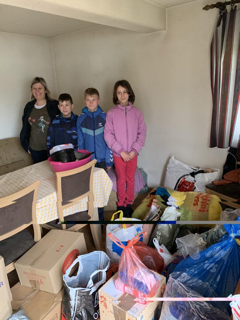 Donacija hrane, garderobe i školskog pribora za porodicu Filimonović 1