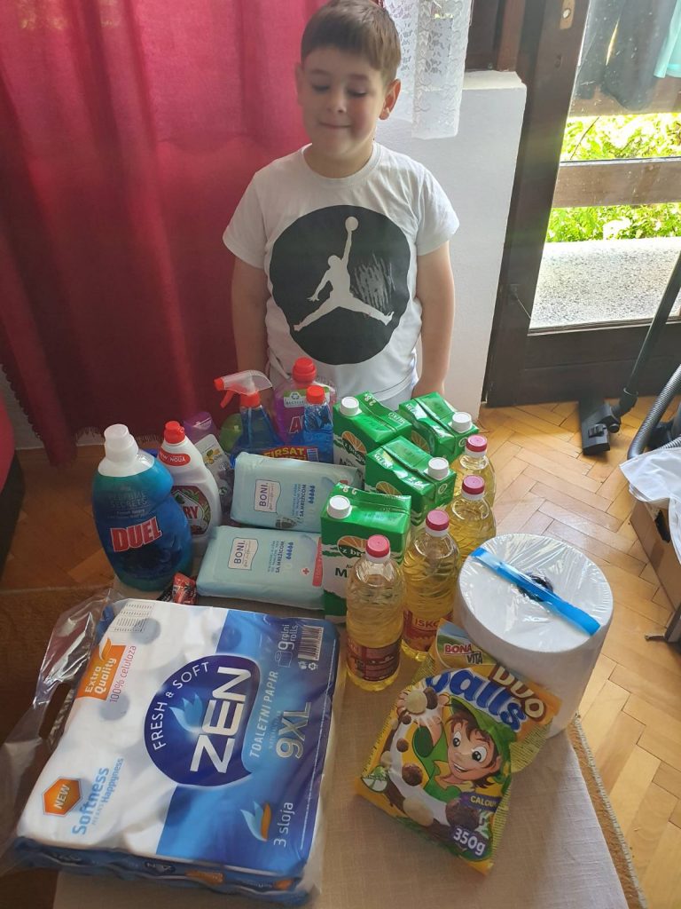 Donacija namirnica za porodicu Rakićević 1