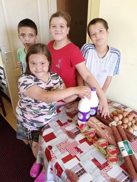 Donacija namirnica za porodicu Ratković 1