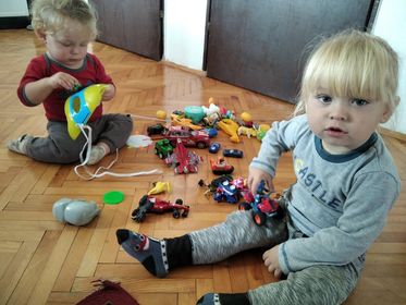 Donacija odeće i igračaka za porodicu Stevanović