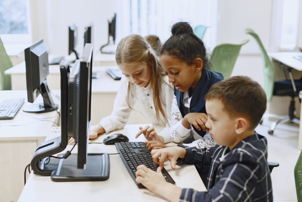 Digitalna tehnologija za online edukaciju naše omladine! 3