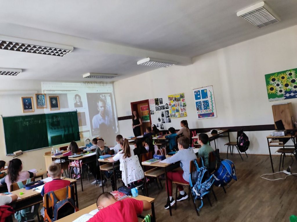 Donacija laptopa i projektora za decu na Kosovu | Infostud 2