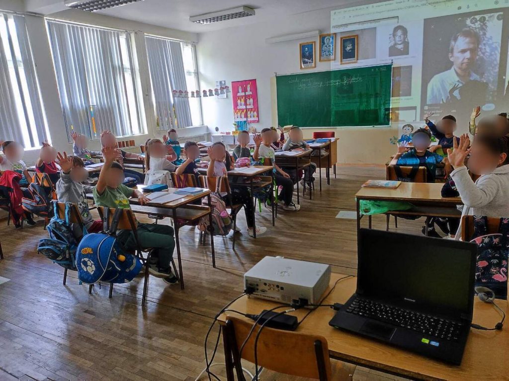 Donacija laptopa i projektora za decu na Kosovu | Infostud 1