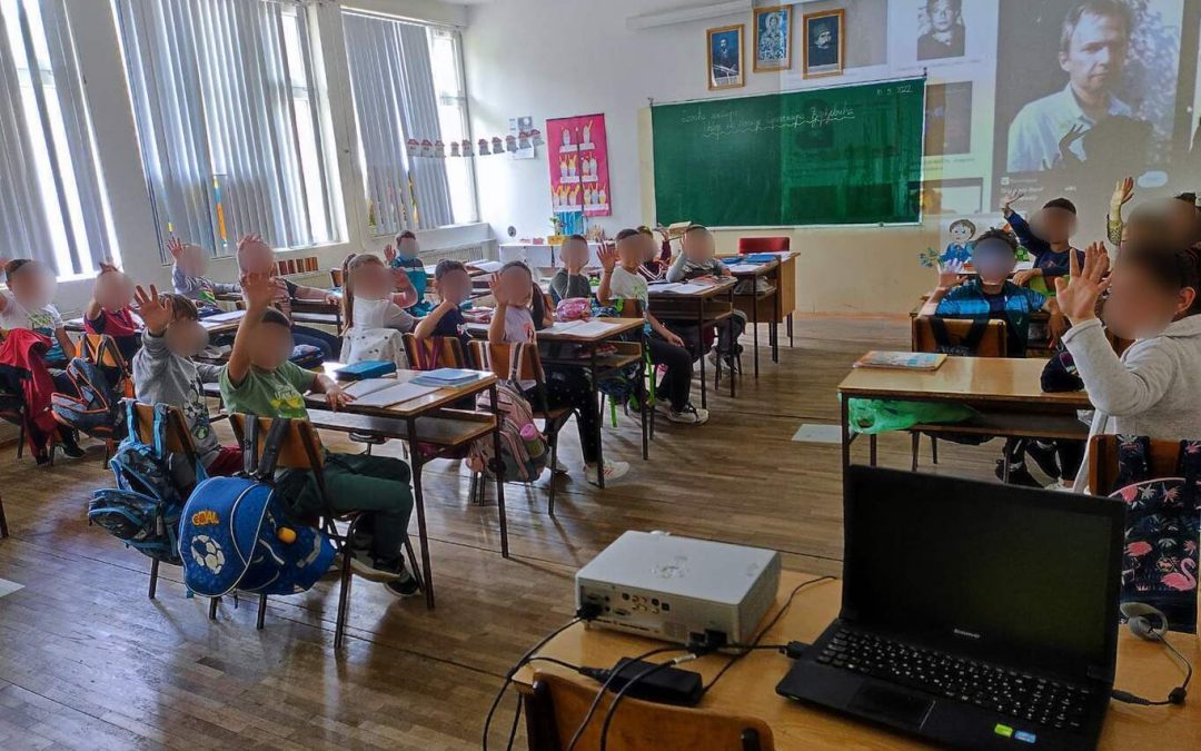 Donacija laptopa i projektora za decu na Kosovu | Infostud