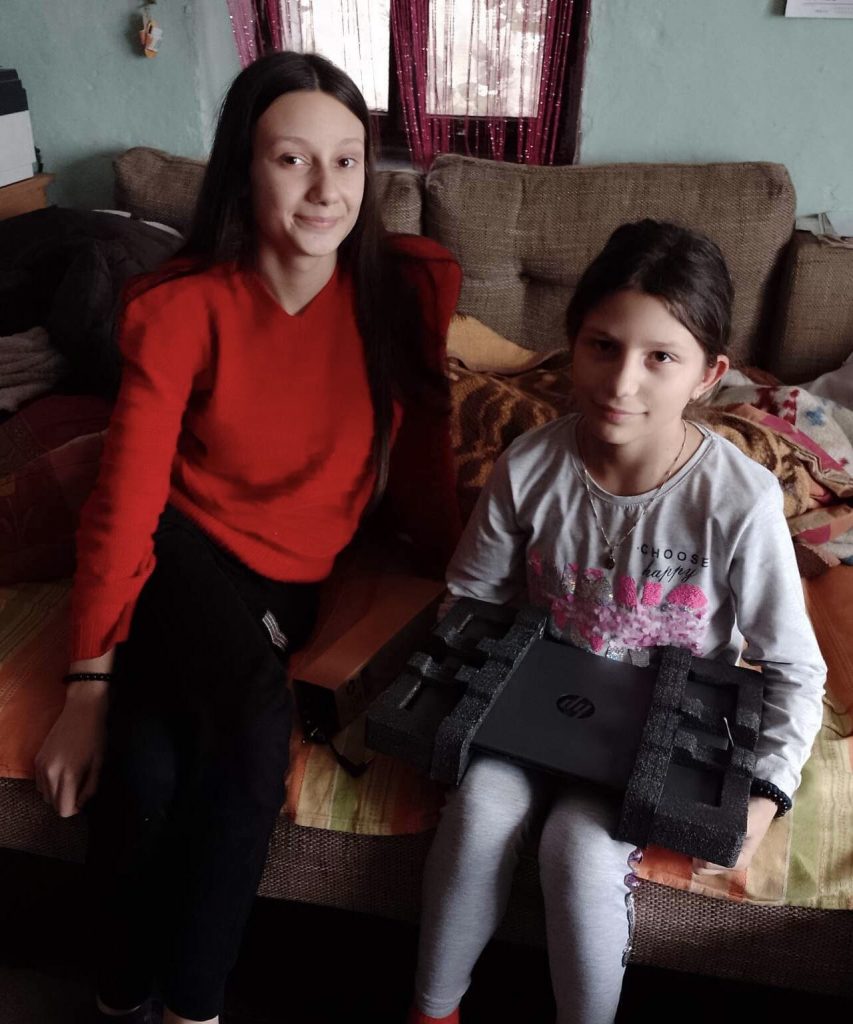 Donacija laptopa za sestre Ignjatović 1