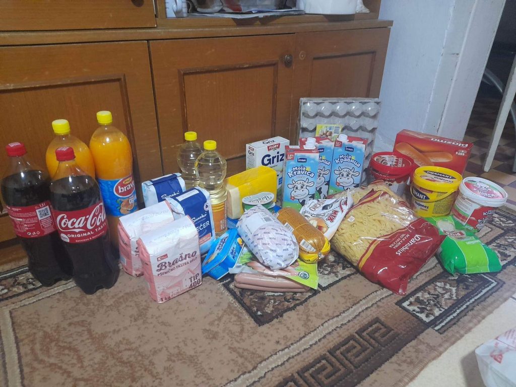 Donacija garderobe i hrane za porodicu Biserčić 2