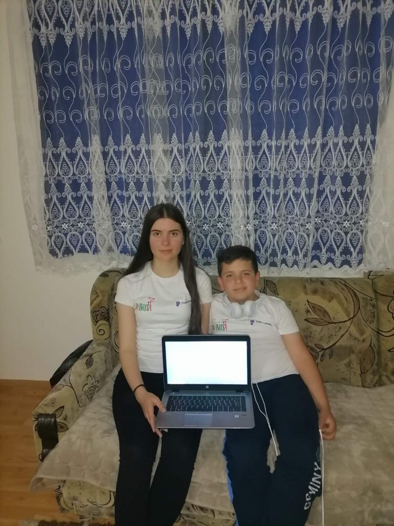 Donacija laptopa za porodicu Apostolović / tim ThePayPortal/ 1