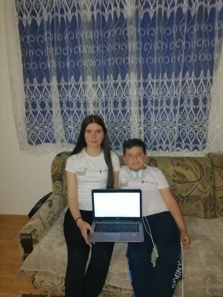Donacija laptopa za porodicu Apostolović / tim ThePayPortal/