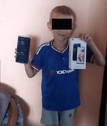 Kupovina telefona za dečaka  iz porodice koja trpi nasilje