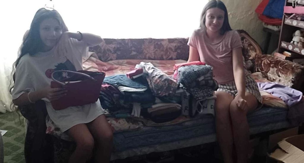 Donacija dva paketa garderobe sestrama Ignjatović 1