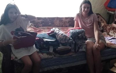 Donacija  dva paketa garderobe sestrama Ignjatović