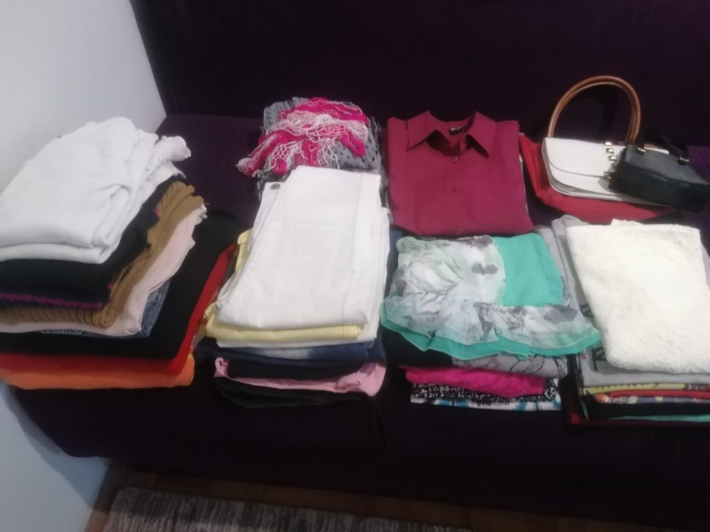 Donacija dva paketa garderobe sestrama Ignjatović 3