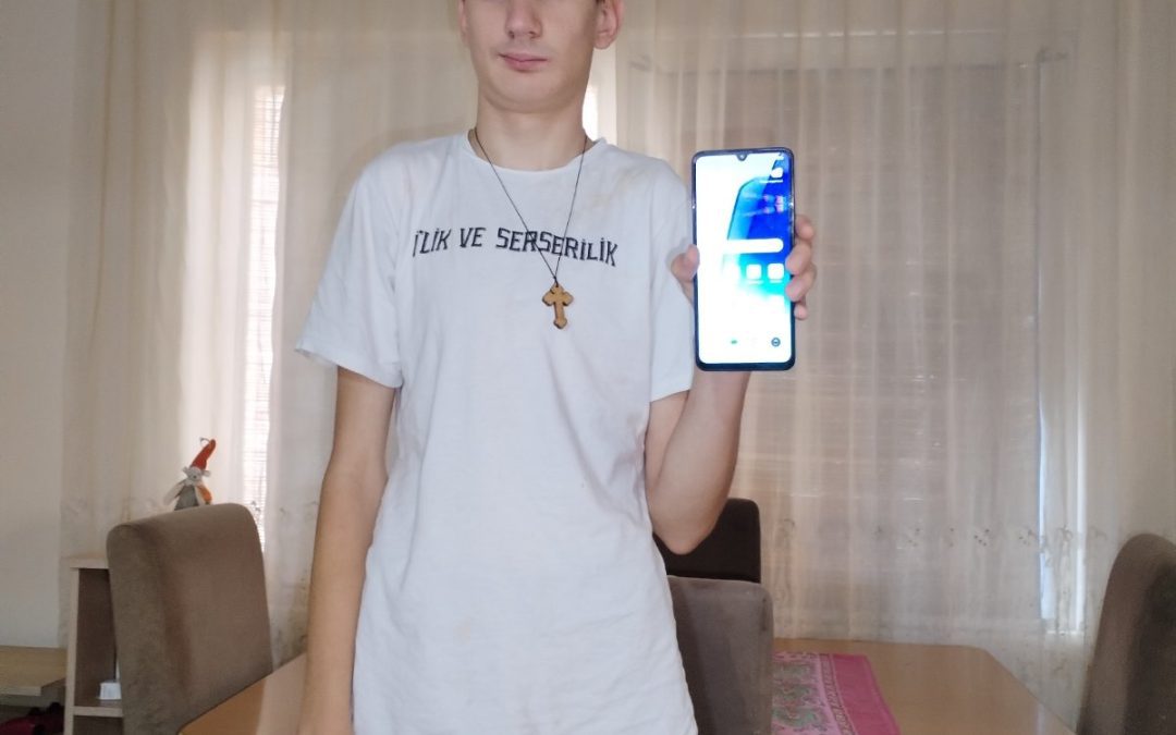 Donacija novog mobilnog telefona Dimitriju Todosijeviću