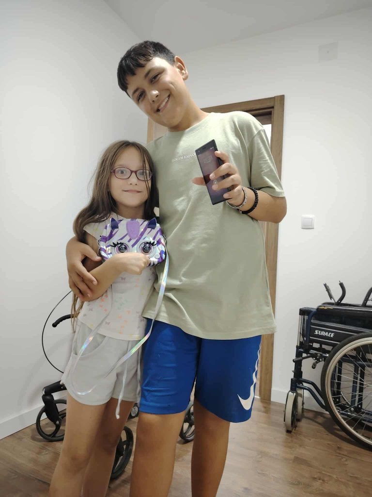 Donacija hodalice i očuvanog mobilnog telefona porodici Ivković 1