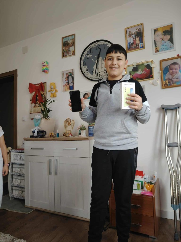 Donacija novog mobilnog telefona porodici Ivković 7