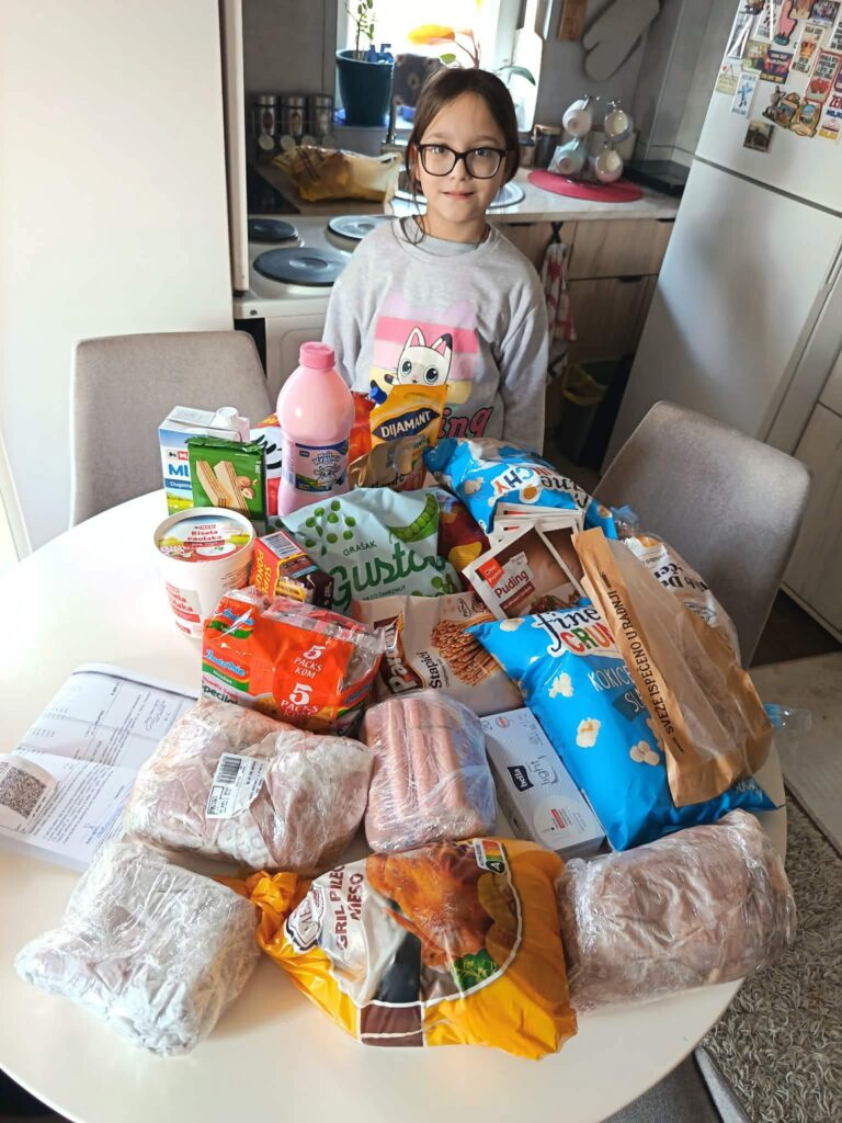 KUPOVINA NAMIRNICA PORODICI IVKOVIĆ - USPEŠNA AKCIJA 1 KUPOVINA NAMIRNICA PORODICI IVKOVIĆ - USPEŠNA AKCIJA