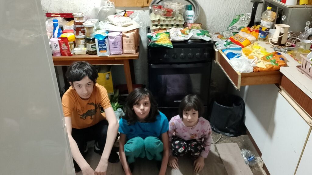 Kupovina hrane i sredstava za higijenu porodici Dunđerski