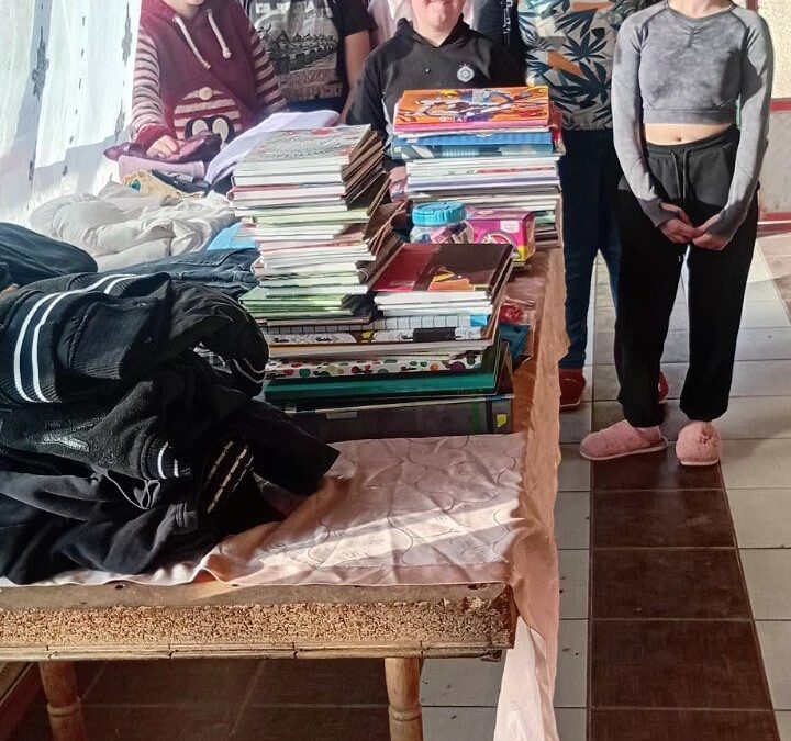 DONACIJA OČUVANE GARDEROBE I ŠKOLSKOG PRIBORA PORODICI KAČIKOLA