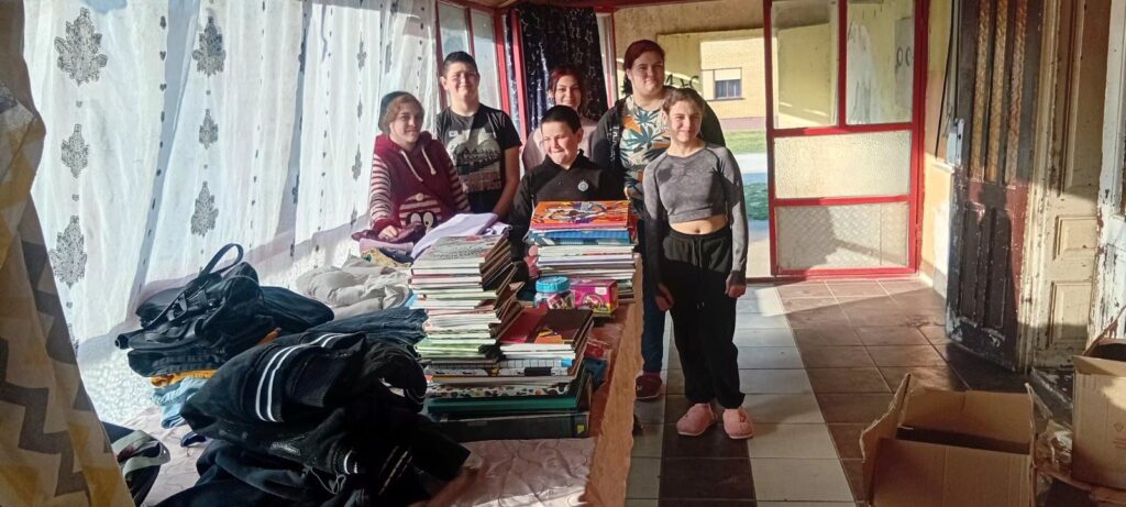 DONACIJA OČUVANE GARDEROBE I ŠKOLSKOG PRIBORA PORODICI KAČIKOLA 1 DONACIJA OČUVANE GARDEROBE I ŠKOLSKOG PRIBORA PORODICI KAČIKOLA-2